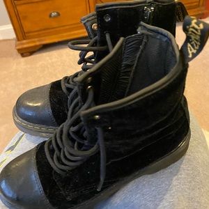 Blk velvet doc martens